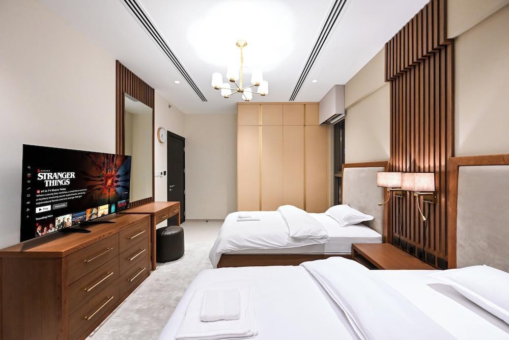 Elite Downtown Residence 2 Room Type - Family Triple Room, 3 Bedrooms, Lake View