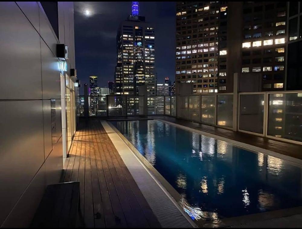 Luxurious Melbourne Apartment With City Views - Tap to explore photos