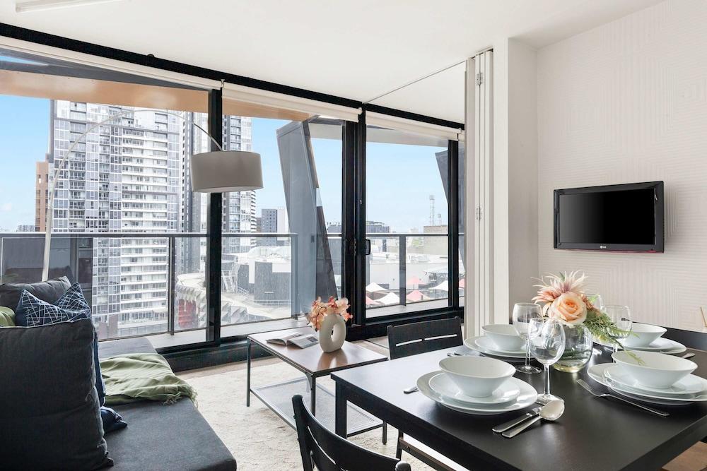 Cozy 2BR Apt, Steps From Melb Central With Parking - Tap to explore photos