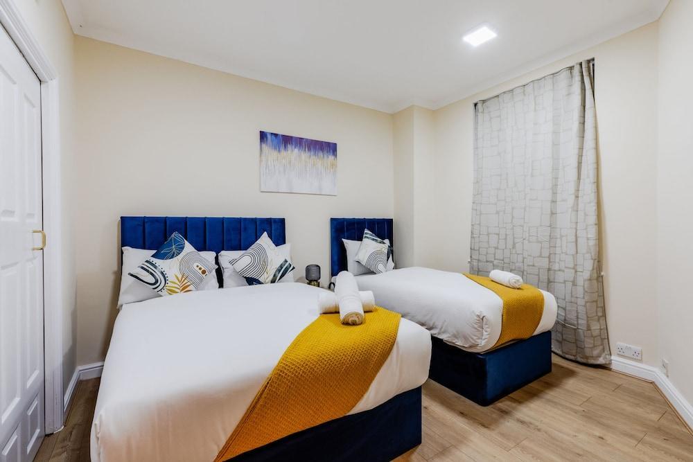 Comfy Apartments in Queensway - Tap to explore photos