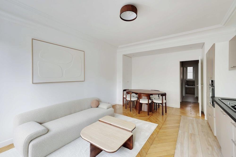 Modern Flat - 6P- Voltaire