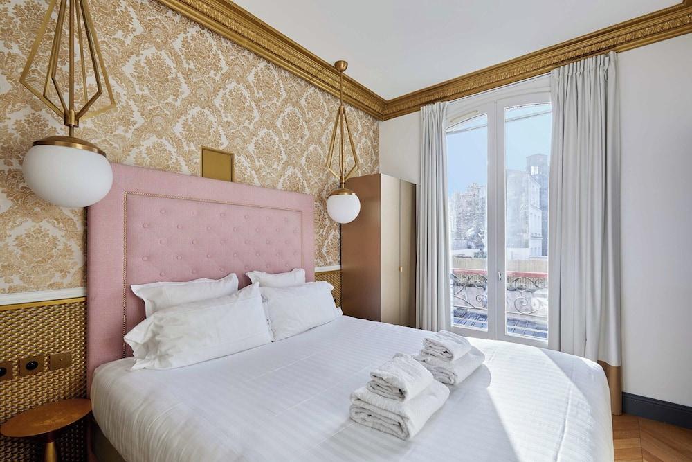 Superb AC- 1bdr Ave Montaigne - Arc de Triomphe by Studio Prestige - Tap to explore photos