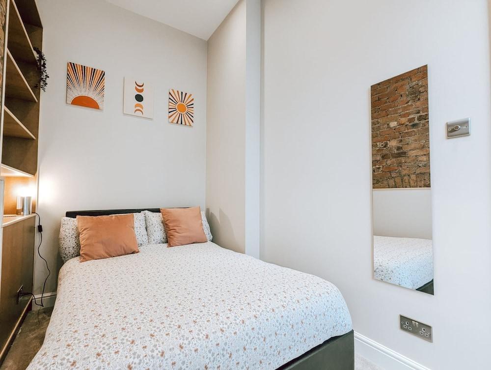 The Modern and Bright Warwick Way Apartment - Tap to explore photos