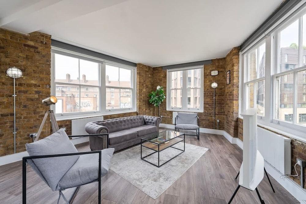 Spacious Bright Oasis in Old Street Room Type - House