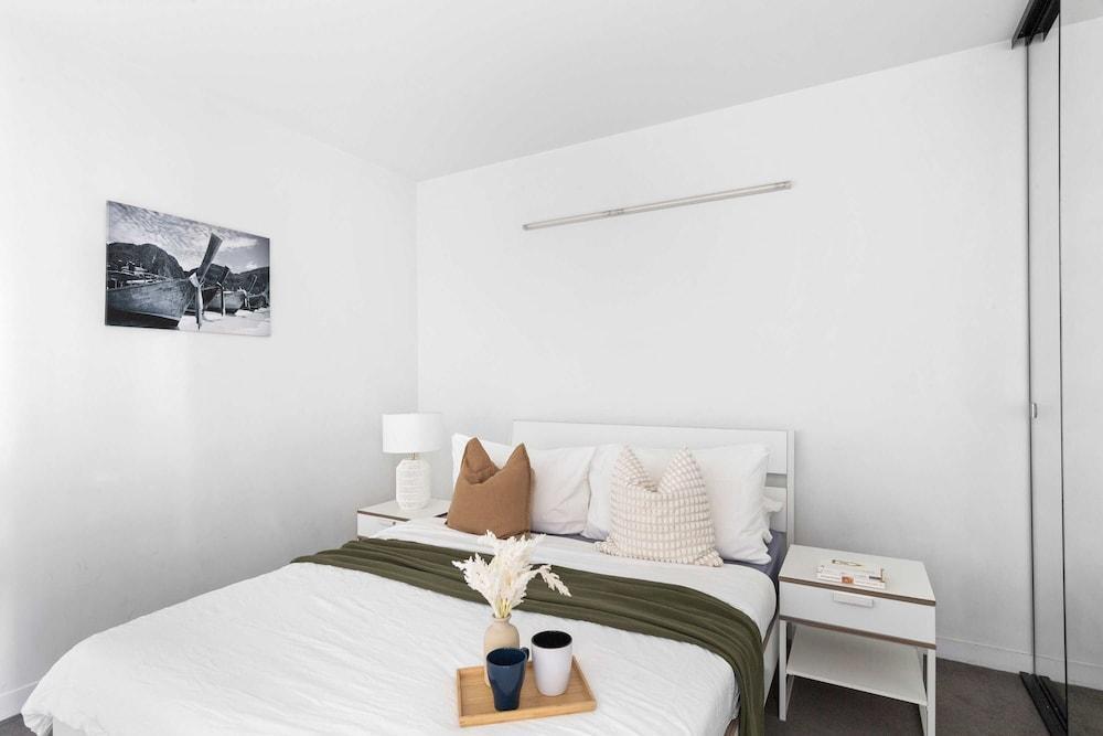 Cozy & Central 2BR Stay, Near Cbd, Free Parking - Tap to explore photos