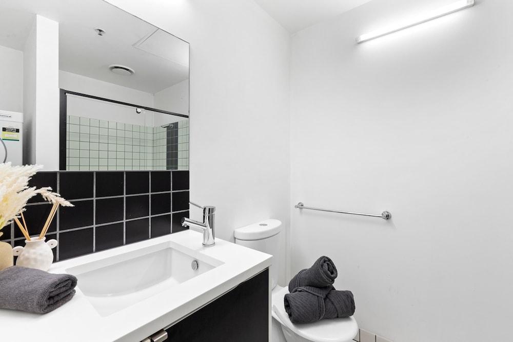 Cozy & Central 2BR Stay, Near Cbd, Free Parking - Tap to explore photos