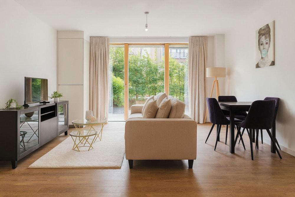 Modern 2-Bed flat in Mill hill Park - Tap to explore photos