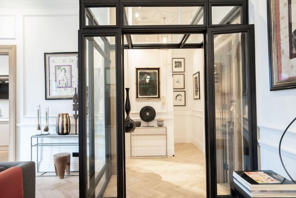 Cadogan Square - 2 Bedroom Apartment V - Tap to explore photos