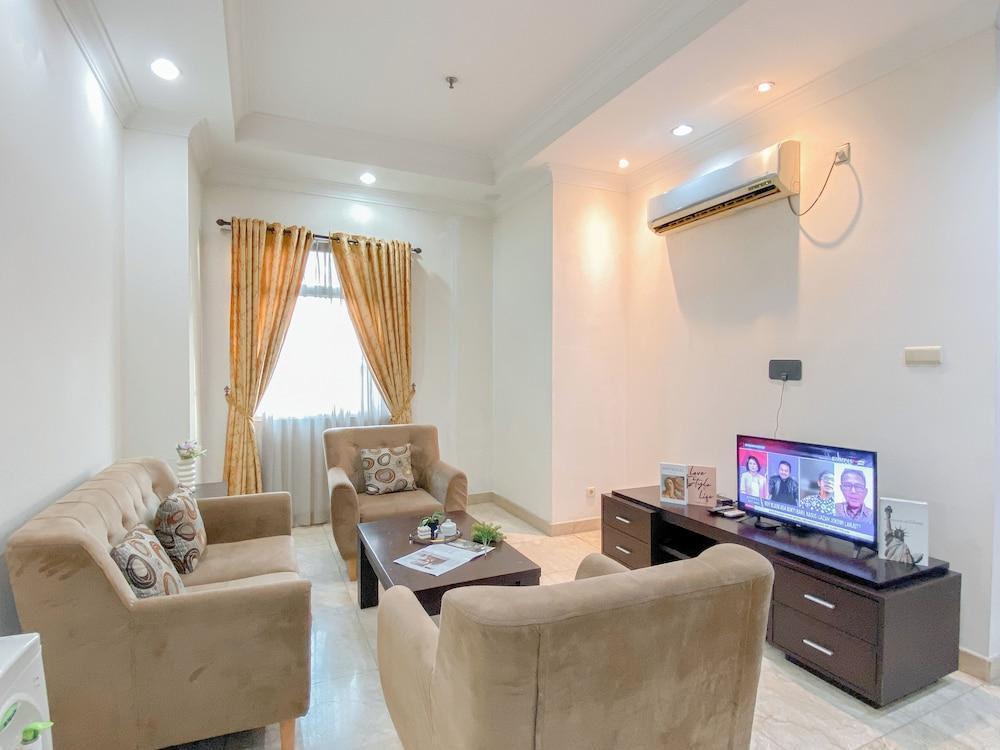 Spacious 2Br With Mall Access At Bellezza Apartment - Tap to explore photos