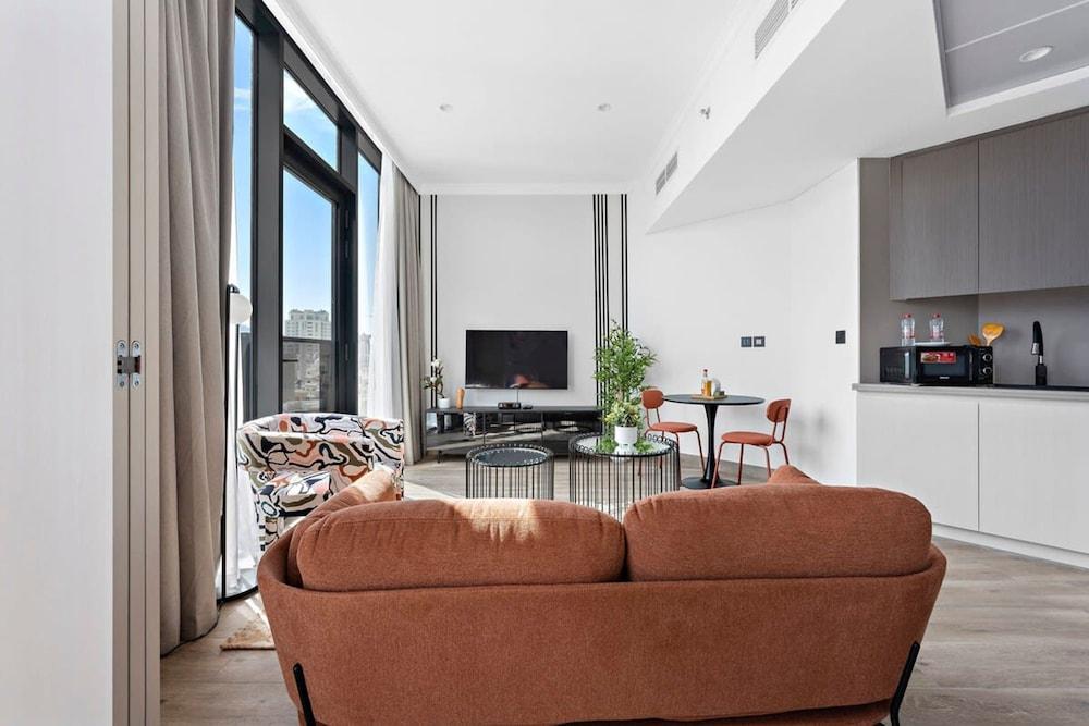 Silkhaus Large Modern Studio JVC With Gym Pool - Tap to explore photos