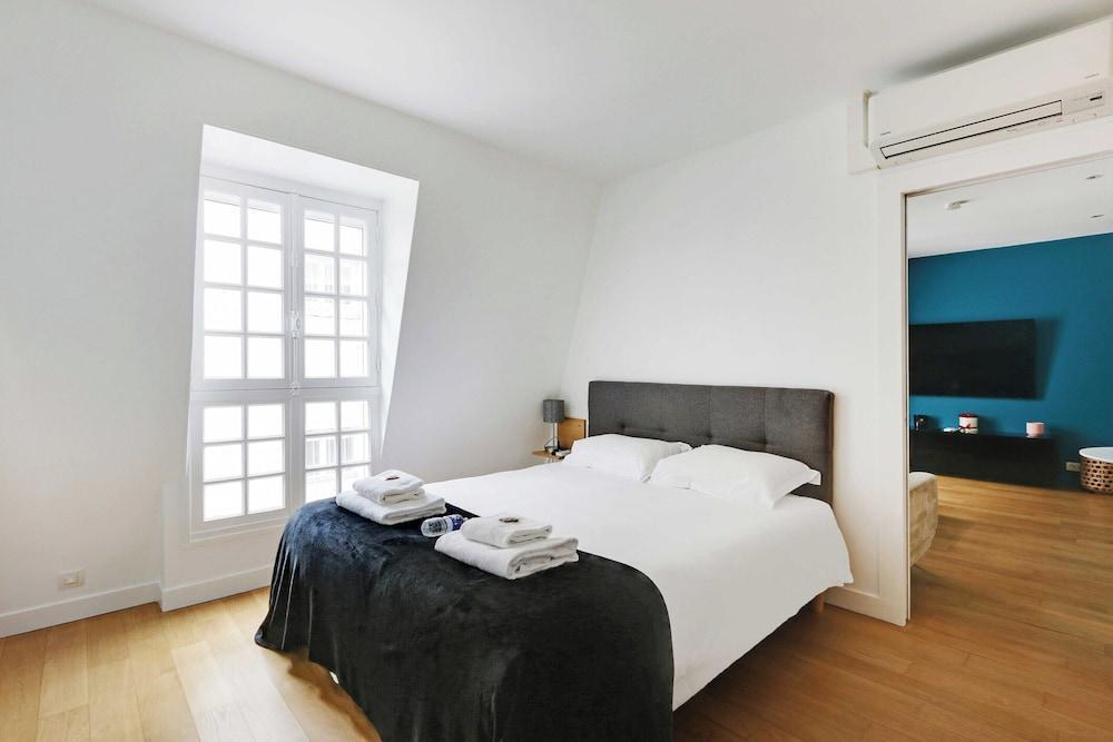 Elegance and Comfort With A/C - Arc de Triomphe - Tap to explore photos