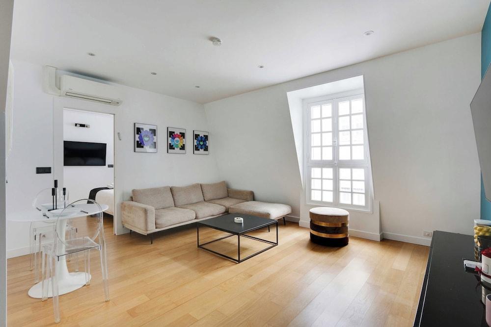 Elegance and Comfort With A/C - Arc de Triomphe - Tap to explore photos
