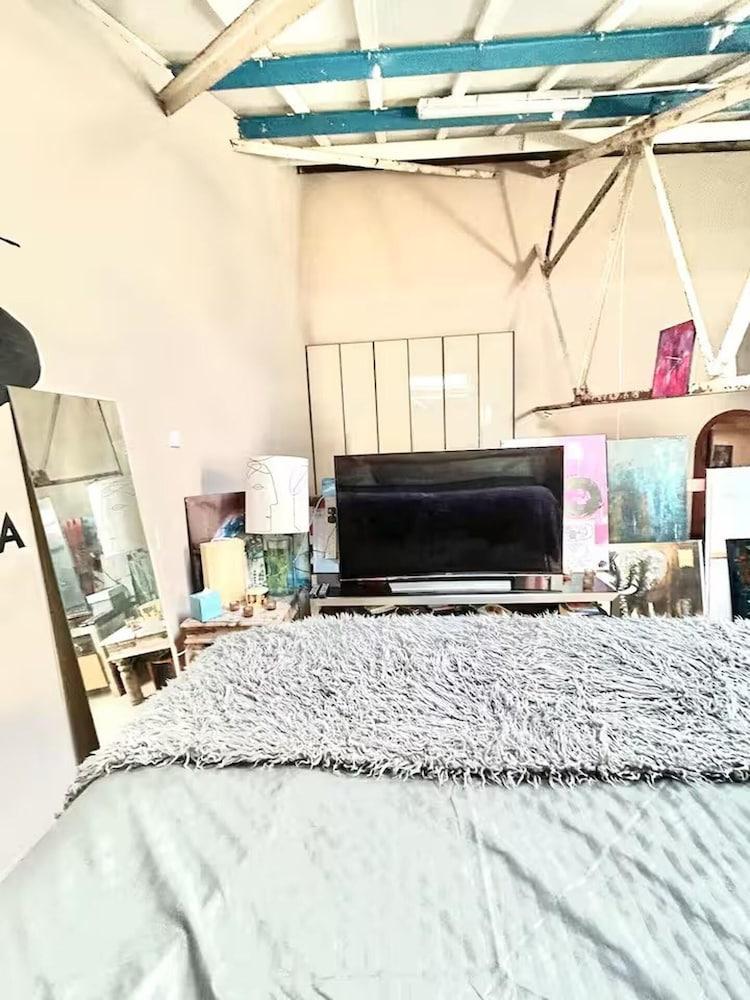 Arty Infused Loft With ac Near Emirates Stadium - Tap to explore photos