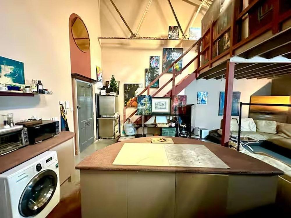 Arty Infused Loft With ac Near Emirates Stadium - Tap to explore photos