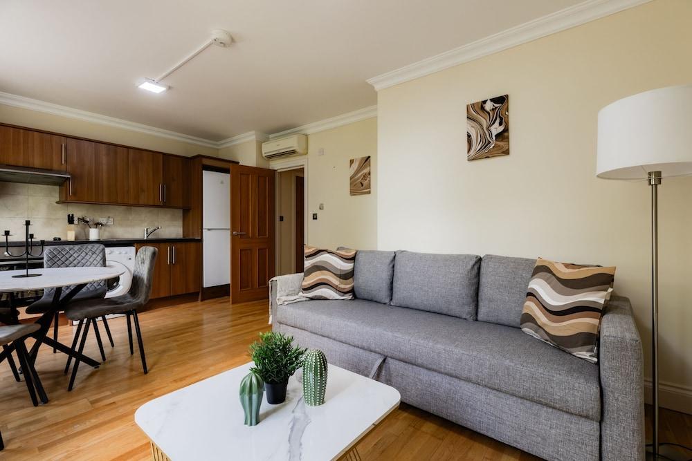 Warm Apartments in Queensway - Tap to explore photos