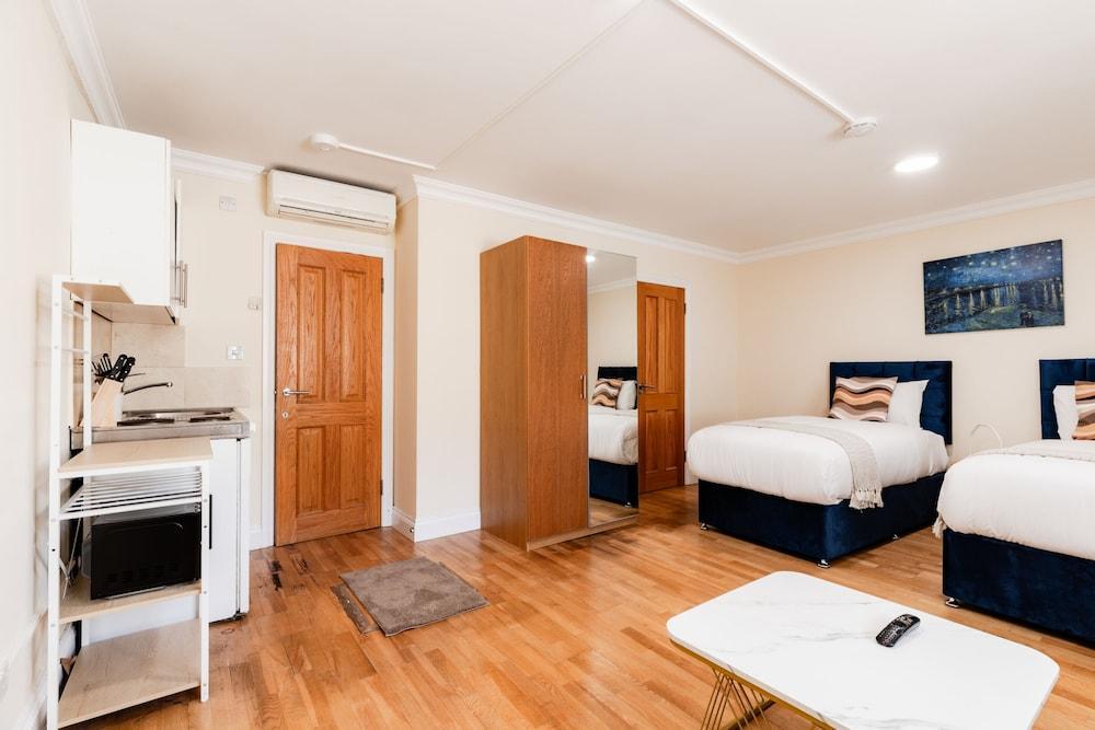 Warm Apartments in Queensway