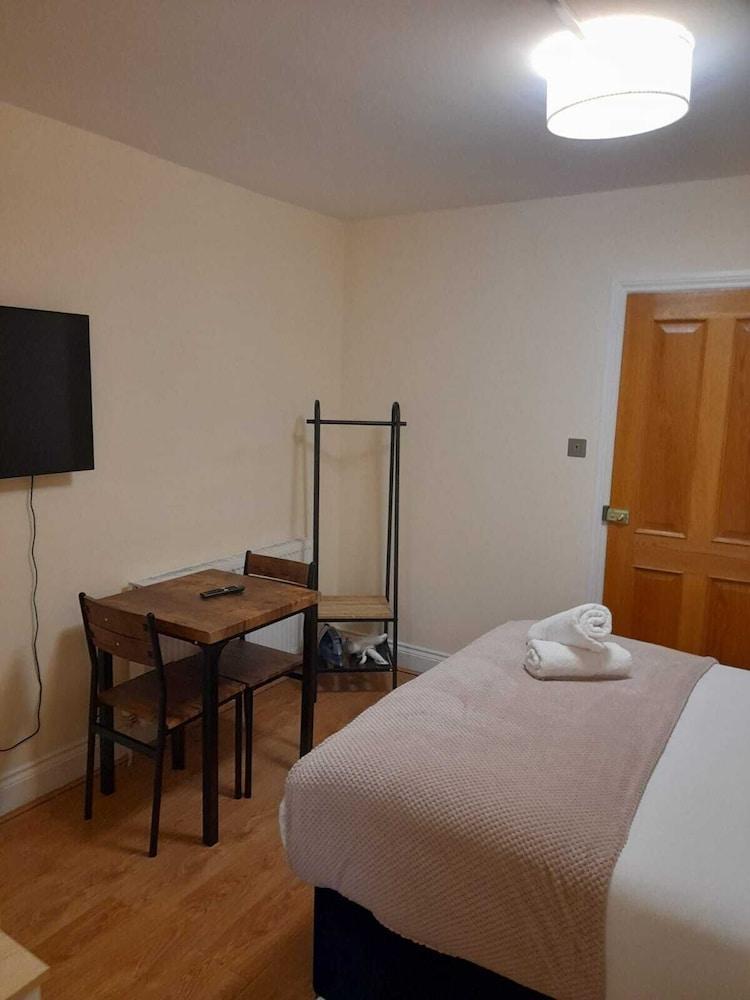 Warm Apartments in Queensway - Tap to explore photos
