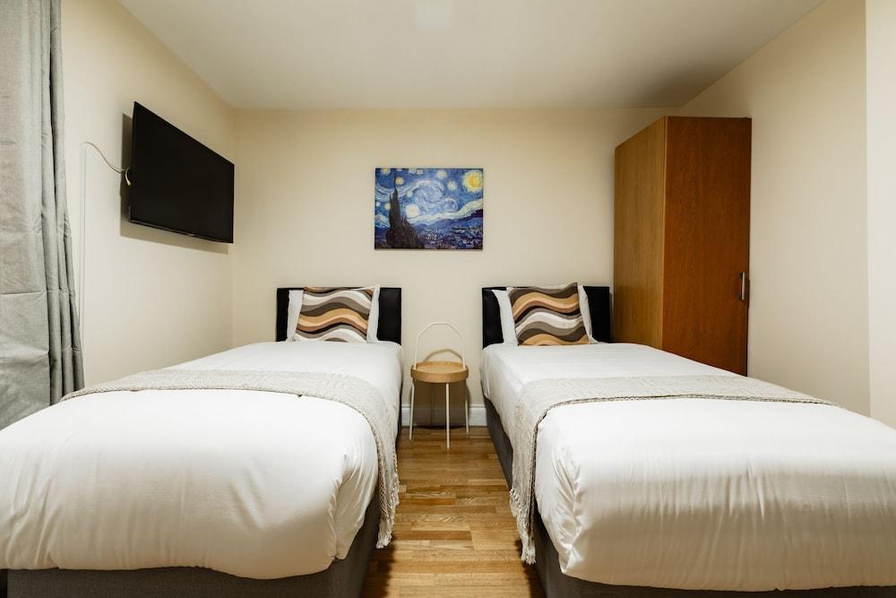 Warm Apartments in Queensway Room Type - Deluxe Studio, Private Bathroom