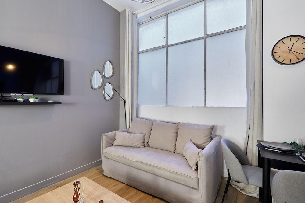 Suite Saint Germain des Pres Rue de Rennes - Tap to explore photos