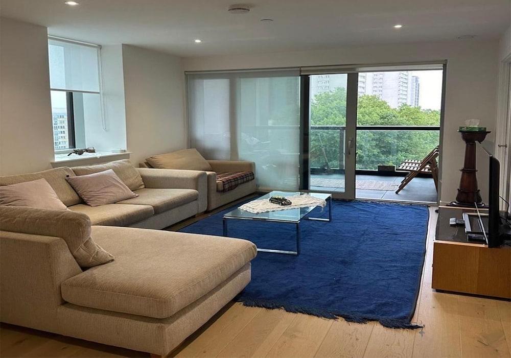 Stunning 2-bedroom Flat With Park View - Tap to explore photos
