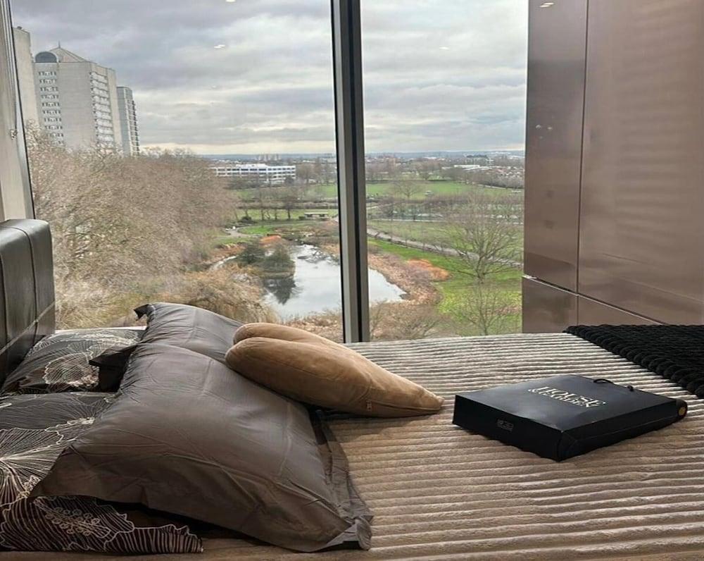 Stunning 2-bedroom Flat With Park View - Tap to explore photos