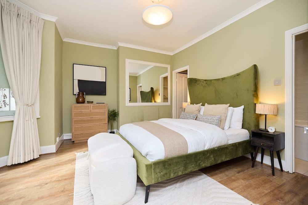 Kensington Garden Flat with Office - Tap to explore photos
