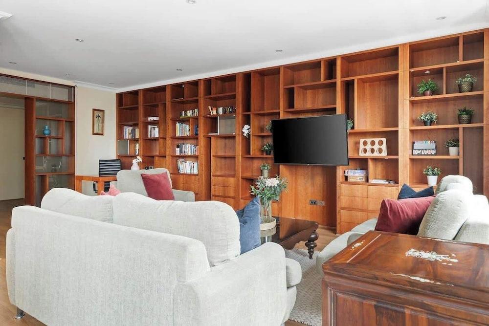 Stylish & Cozy 4BR Retreat With Free Parking Room Type - Apartment (4 Bedrooms)