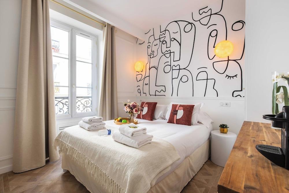 Peaceful Room for 2 People - Sacre-coeur - Tap to explore photos