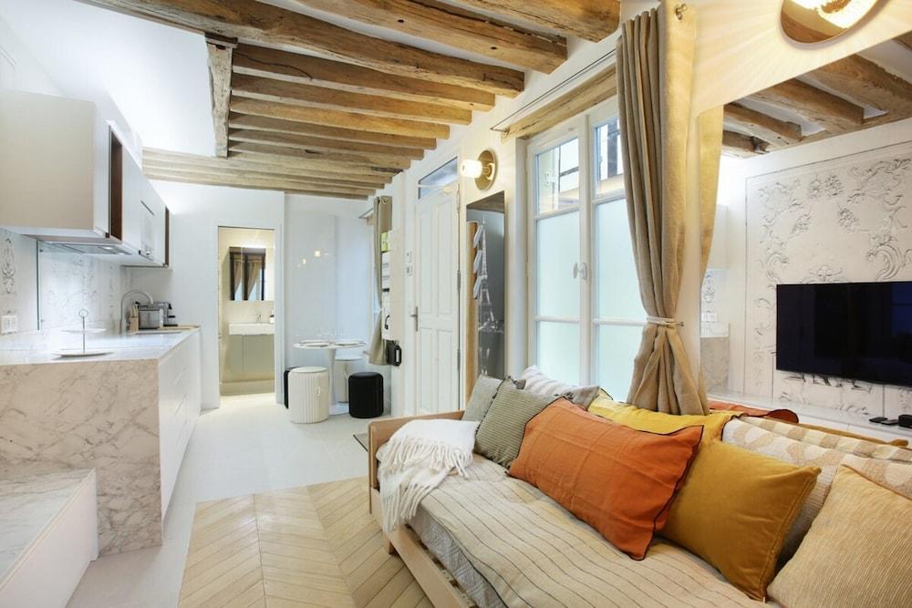 Superb Apartment Place des Vosges Le Marais - Tap to explore photos