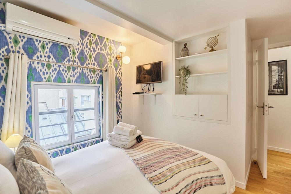 Charming Triplex Le Marais/beaubourg - Tap to explore photos