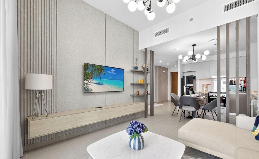 WYZ RENT|Modern 1BR Forte Near Burj & Mall - Tap to explore photos