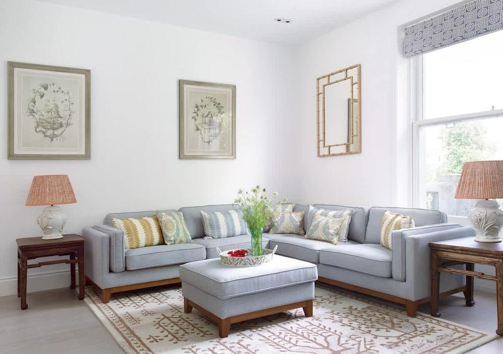Luxurious 3-bedroom Notting Hill - Tap to explore photos