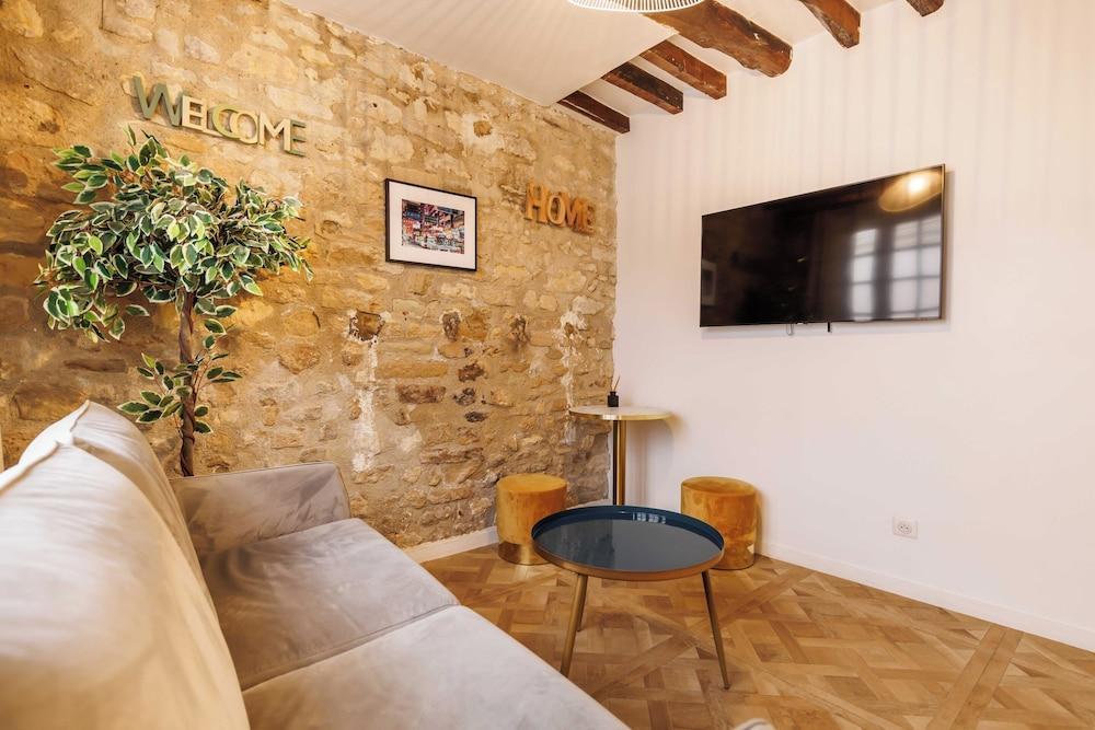 Chic, Comfortable Flat Near rue Montmartre - Tap to explore photos