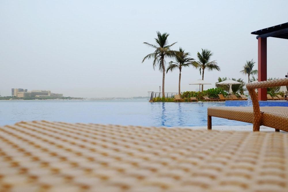 Luxury at Palm Jumeirah wz Private Beach - Tap to explore photos