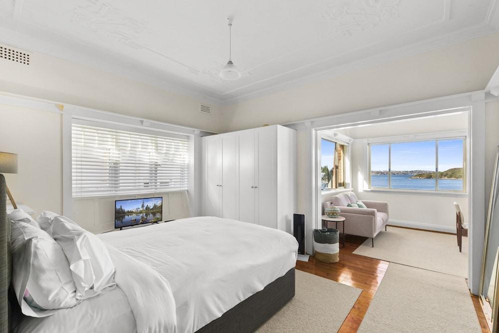 Fairlight 2-bed Apartment Steps From the Beach - Tap to explore photos