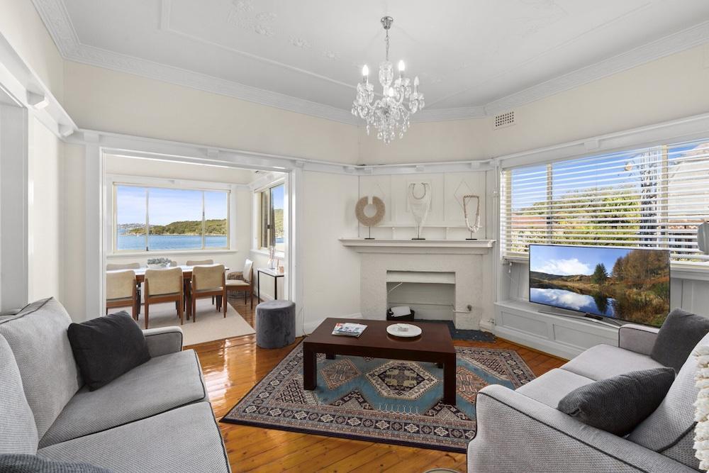 Fairlight 2-bed Apartment Steps From the Beach - Tap to explore photos