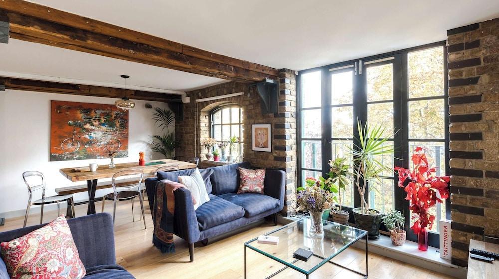 Stunning 2-bed Converted Warehouse - Sleeps 4 - Tap to explore photos