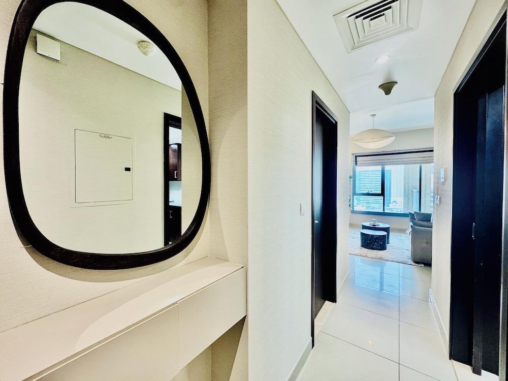 Venduras Sleek 1BR Near Burj Khalifa - Tap to explore photos
