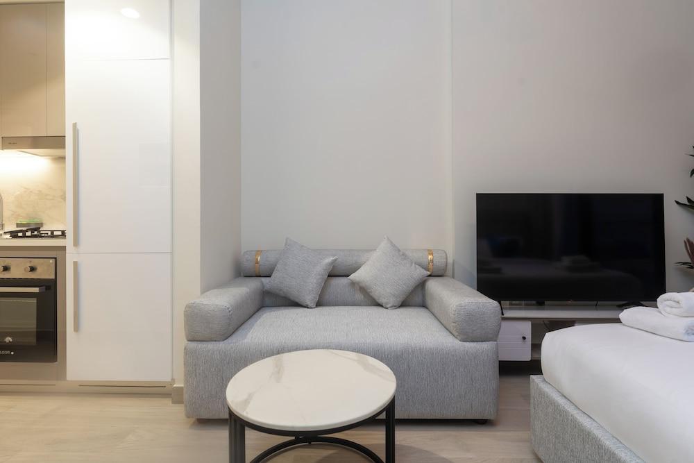 Chic Studio Retreat in Meydan City - Tap to explore photos