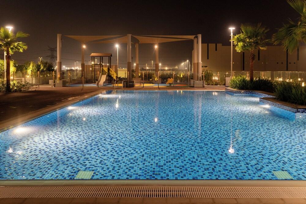 Chic Studio Retreat in Meydan City - Tap to explore photos
