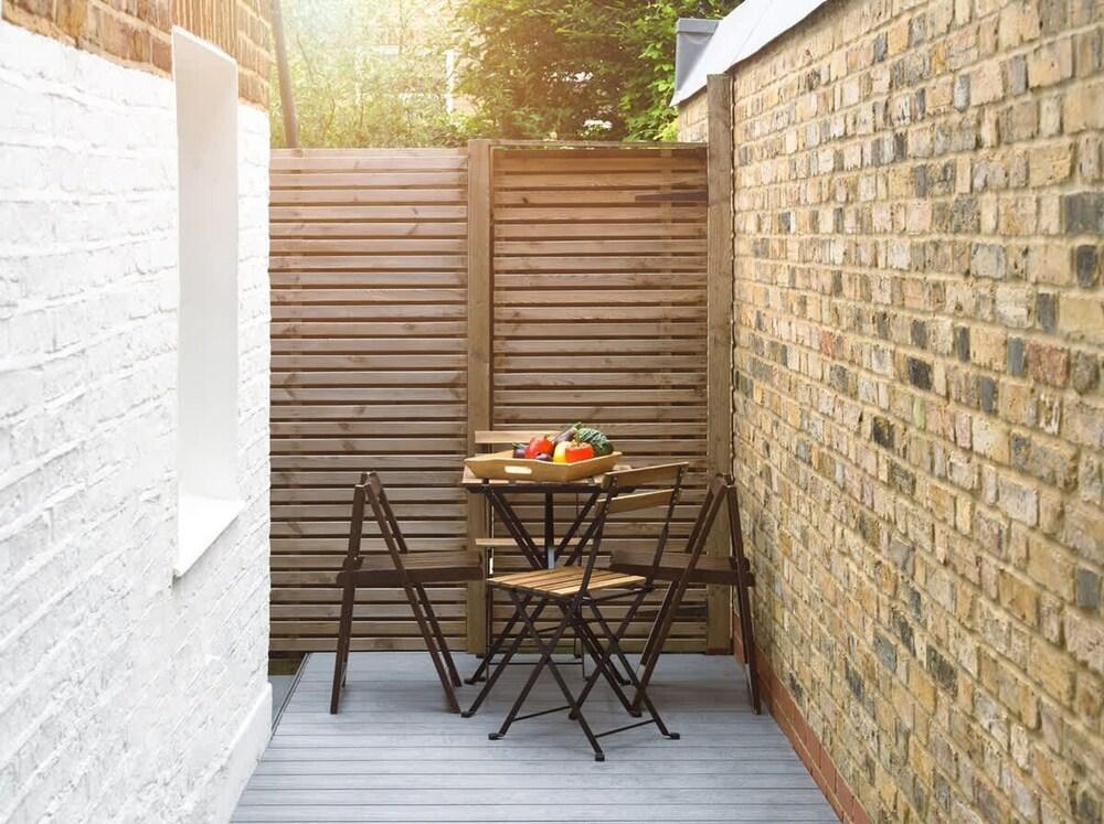Brook Green Stylish 2 bed - Tap to explore photos