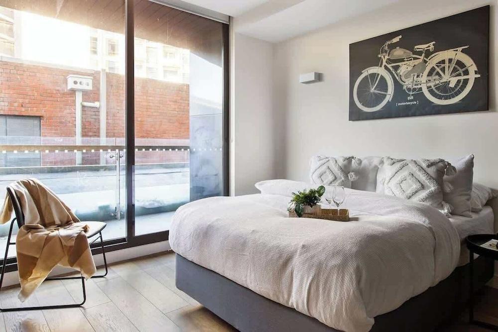 Modern & Cozy 2BR Apartment Close to Melbourne Uni - Tap to explore photos