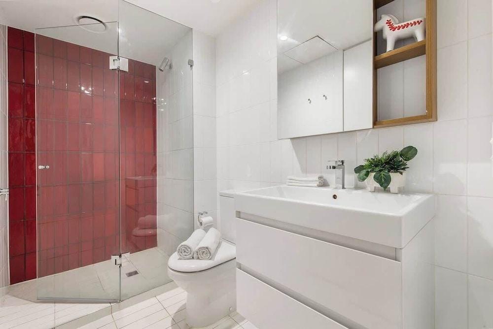 Modern & Cozy 2BR Apartment Close to Melbourne Uni - Tap to explore photos