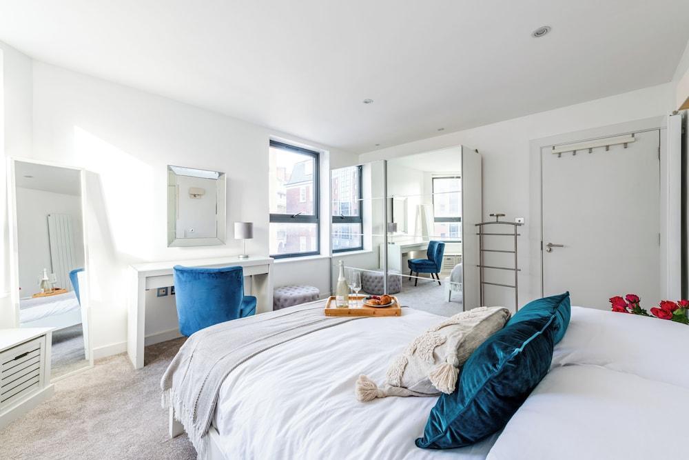 Stunning 1 bed apt at KingsX Farringdon - Tap to explore photos
