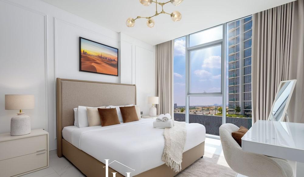 LUX | 2BR Lagoon View – District One, 10–15 min Burj Khalifa