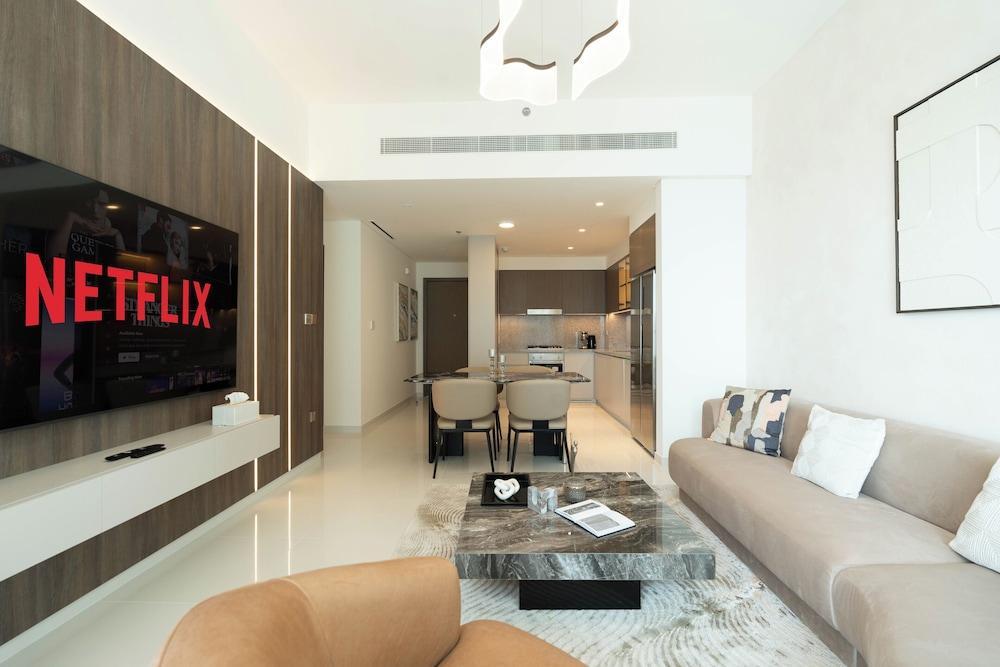 KeyRock Stylish Apartment Jumeirah View - Tap to explore photos