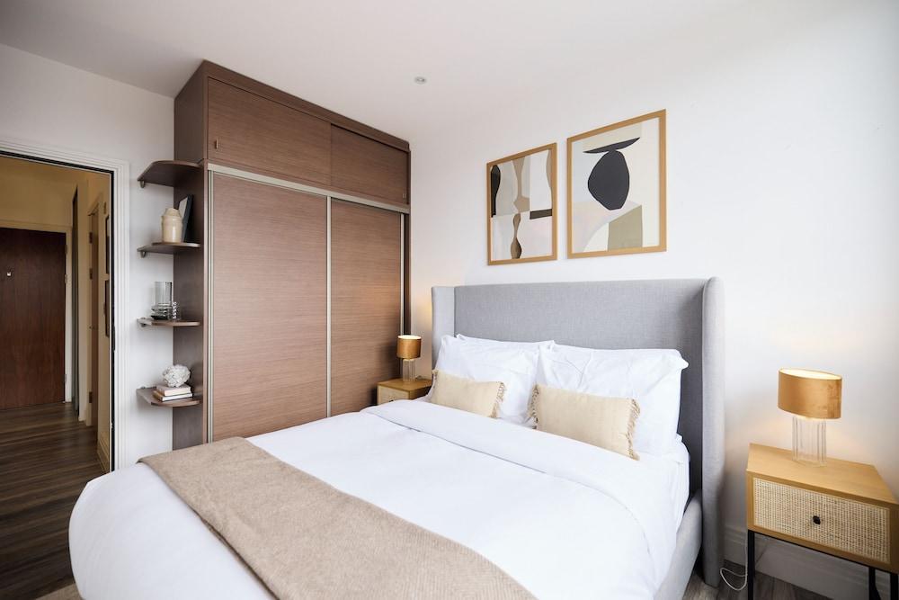 Manor Park One-Bed Escape - Tap to explore photos