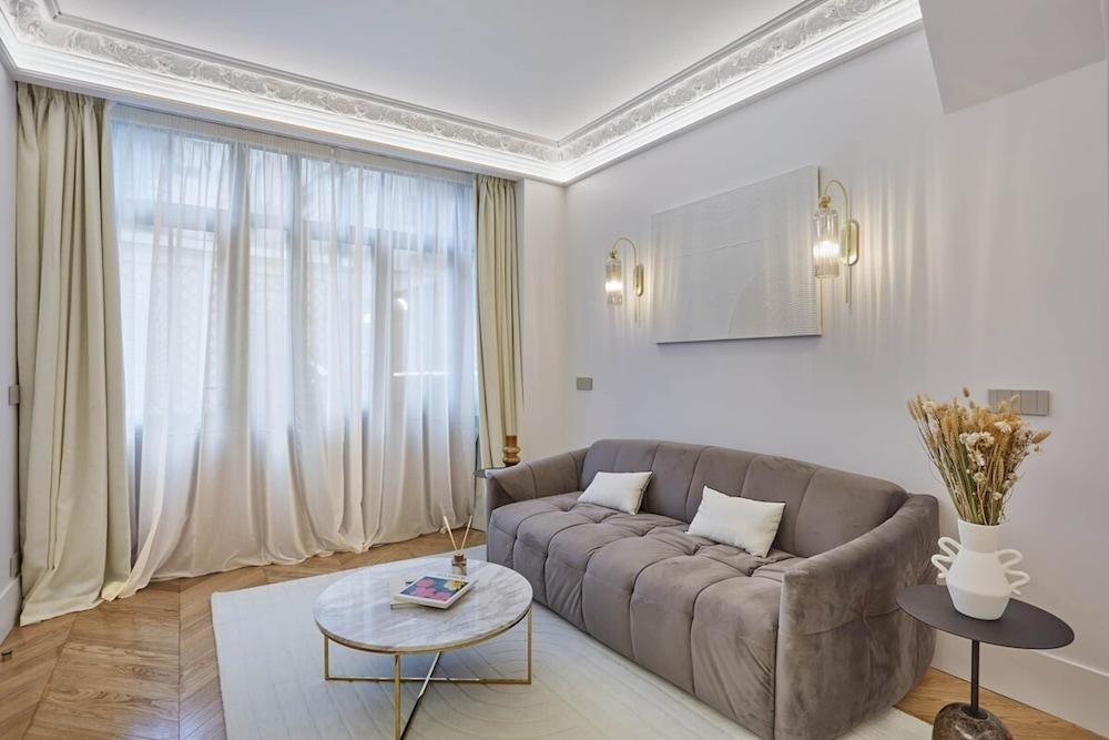 Superb AC Apartment Roosevelt Saint Honore - Tap to explore photos