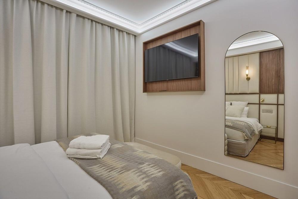 Superb AC Apartment Roosevelt Saint Honore - Tap to explore photos