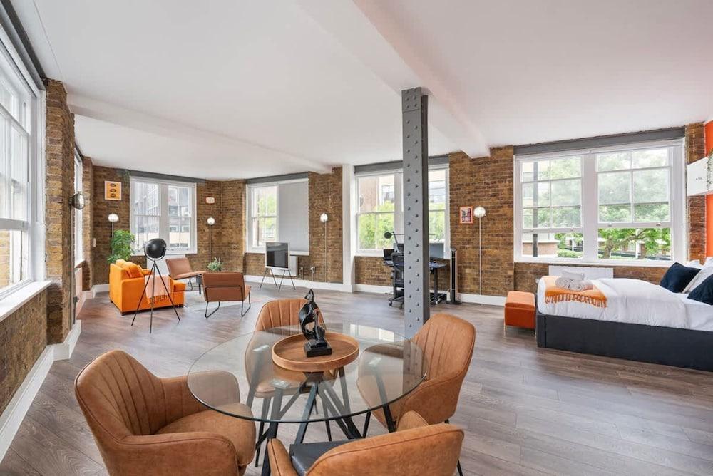 New Spacious Studio in Old St - Tap to explore photos